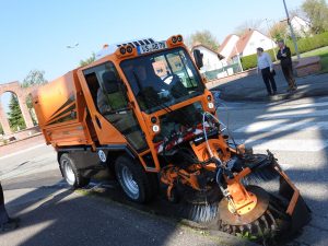 T1250 mit Frontkehraggregat, Wildkrautbürste und Kehrmaschinenaufbau K2