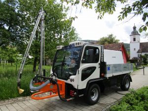 T1700 mit Gießanlage und Wasserfass