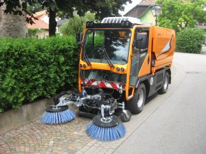 T1250 mit Kehrmaschine und K2 Aufbau