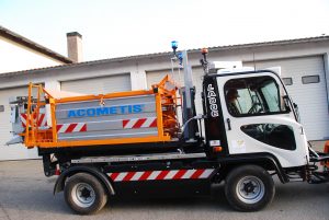 T1700 mit Hakenliftaufbau und Streumaschine