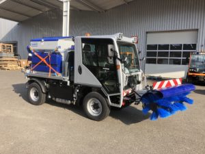 T1250 mit SCHMIDT Streuer und Frontkehrwalze