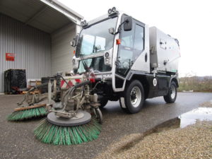 T1250 mit Trilety Aufbau und Kehrmaschine