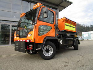 T1700 mit Hakenliftaufbau und Aufbaustreuer
