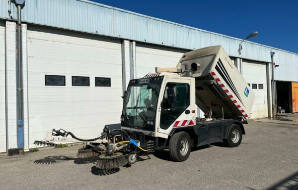 LADOG T1550 mit Kehrmaschinenaufbau K3