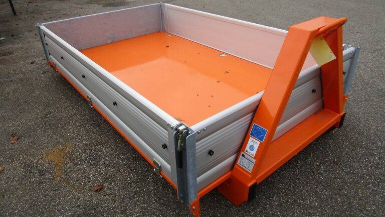 Hakenliftaufbau Stahlpritsche mit Alubordwänden