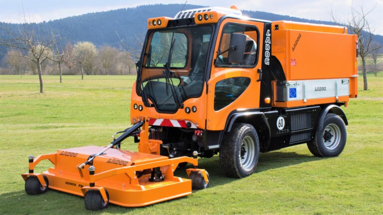 T1400 mit Frontsichelmaehwerk und Graslaubsaugcontainer