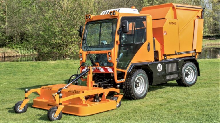 T1250 mit Frontsichelmähwerk und Hochkippbehälter