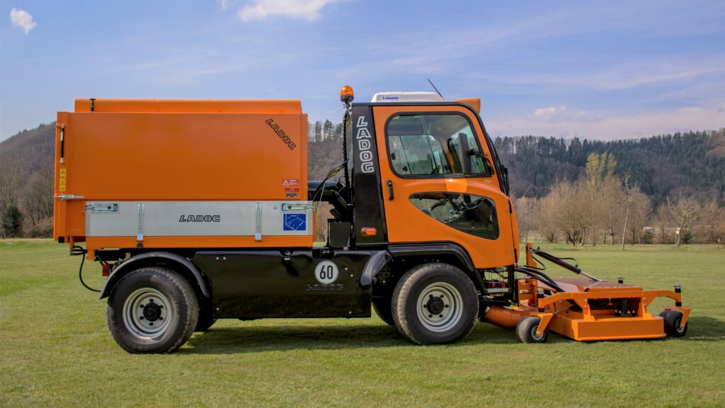 T1400 mit Frontsichelmäher und Saugcontainer