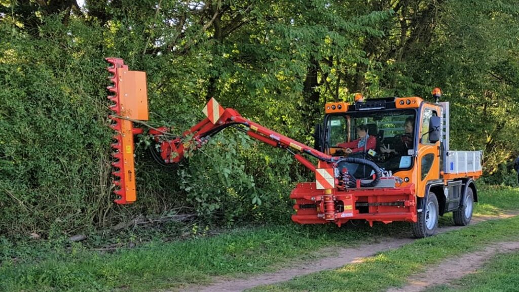 T1700 mit Auslegearm und Heckenschere