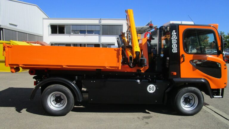 T1700 mit Hakenlift und Kranaufbau