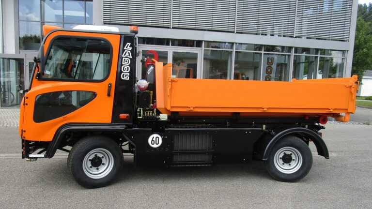 T1700 mit Hakenliftaufbau und Stahlmulde